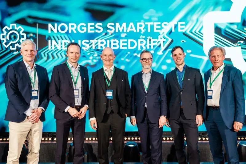The team on stage at the Norges smarteste industribedrift 2026 ceremony, in front of a screen reading Norges smarteste industribedrift